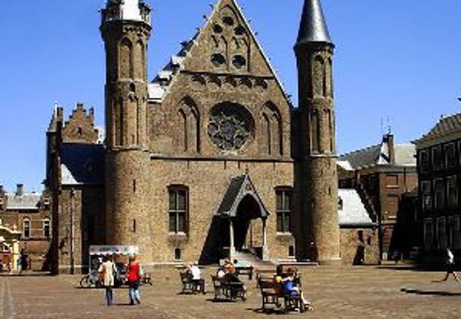 800px-Ridderzaal_op_het_Binnenhof-1.jpg